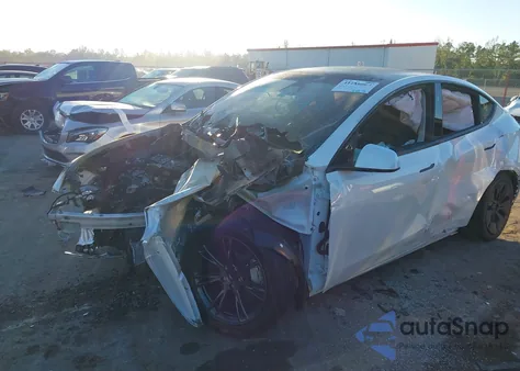 2025 Tesla Model Y Long Range Dual Motor All-Wheel Drive z USA, uszkodzony, nr VIN 7SAYGDED0SF222885